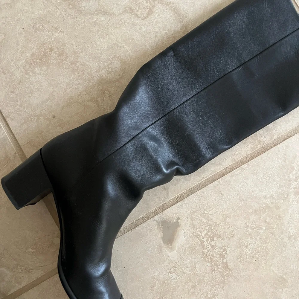 CHANEL Black Leather Heeled Boots - Picture 4 of 13